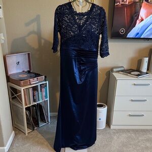 Elegant Navy Blue Lace Evening Gown